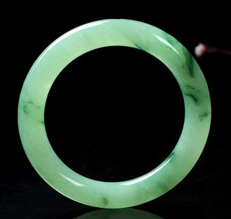 翡翠好还是石榴石好 二者有何区别 翡翠好还是石榴石好 二者有何区别