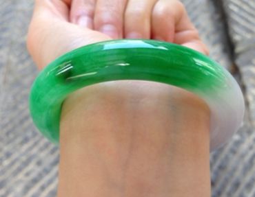 翡翠表面有小黑点怎么办 怎么处理