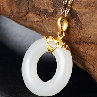 翡翠可以配金项链吗 翡翠配黄金的含义 翡翠可以配金项链吗 翡翠配黄金的含义