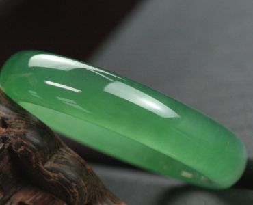 翡翠手镯回收价格多少 影响价格的因素有哪些 翡翠手镯回收价格多少 影响价格的因素有哪些