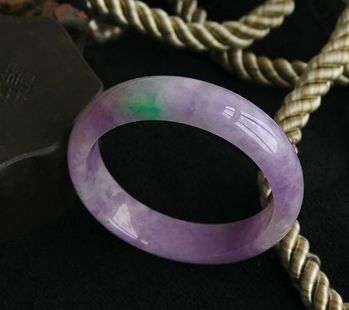 翡翠镯子里边有一些发紫正常吗