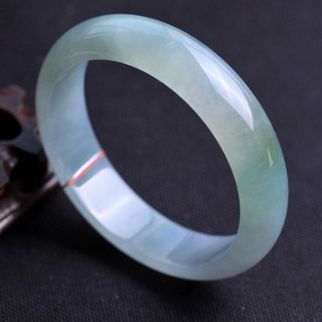 水头好的翡翠手镯有什么样的特点 水头好的翡翠手镯有什么样的特点