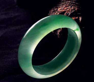 翡翠手镯寓意和好处 翡翠手镯寓意和好处