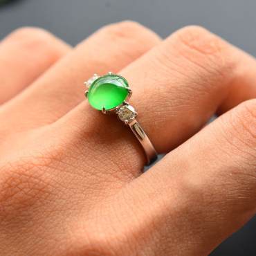 翡翠戒指镶嵌的款式有几种 翡翠戒指镶嵌的款式有几种