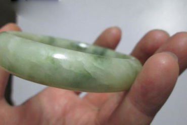 翡翠手镯有裂纹值得买吗