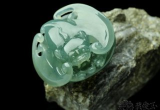 翡翠中有四只蝙蝠的寓意