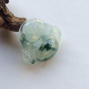 翡翠偏白好还是偏绿好 主要看个人 翡翠偏白好还是偏绿好 主要看个人