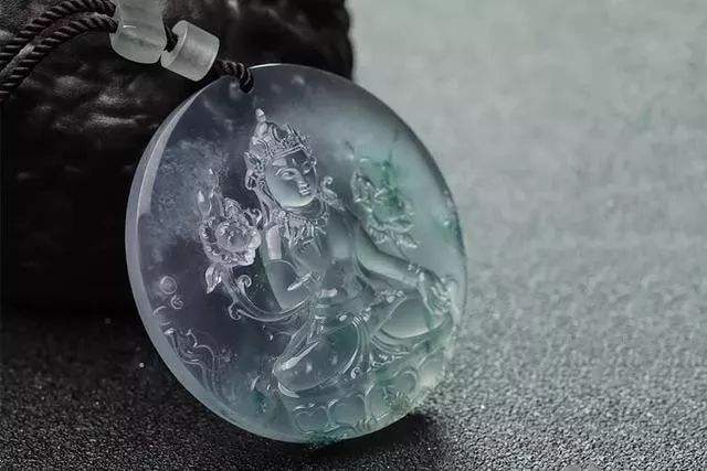 伟德国际春彩翡翠吊坠图片大全欣赏四季之美：春彩翡翠吊坠图片大全