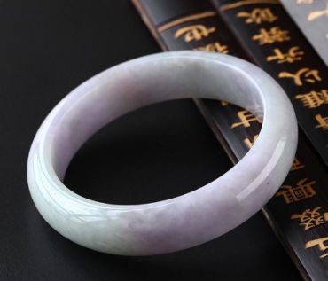 糯种翡翠手镯价格多少钱？如何估量糯种翡翠手镯价格？