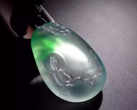 玻璃种翡翠挂件为什么受人欢迎？玻璃种翡翠有什么特点？
