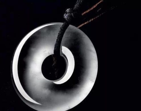 玻璃种翡翠挂件为什么受人欢迎？玻璃种翡翠有什么特点？