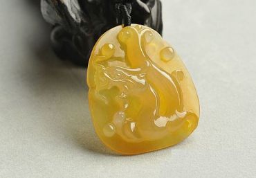 黄翡翠和绿翡翠哪个好 哪个价格贵