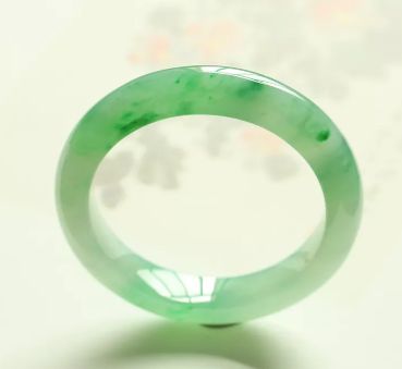 翡翠镯子多少钱 翡翠镯子价格查询