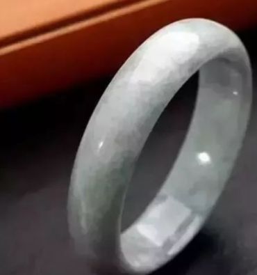 低档翡翠都有哪些？瓷底翡翠有收藏价值吗？