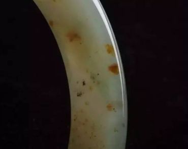 翡翠手镯洒金是杂质吗 买带洒金的手镯好不好 翡翠手镯洒金是杂质吗 买带洒金的手镯好不好