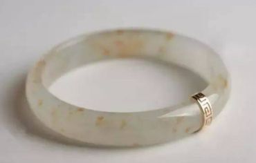 翡翠手镯洒金是杂质吗 买带洒金的手镯好不好 翡翠手镯洒金是杂质吗 买带洒金的手镯好不好