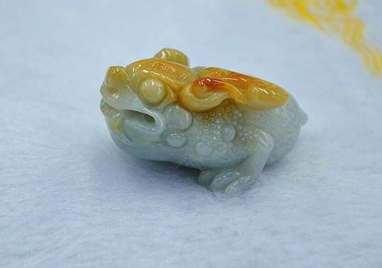 三脚金蟾寓意翡翠三脚金蟾寓意与来历