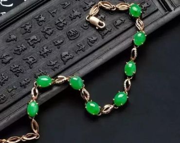 翡翠项链的寓意 戴翡翠项链有什么好寓意 翡翠项链的寓意 戴翡翠项链有什么好寓意