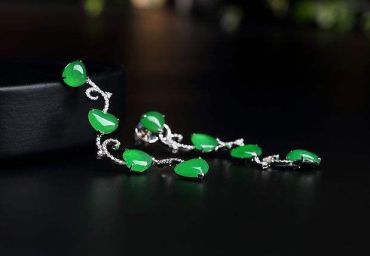 翡翠适合什么人戴 佩翡翠有什么寓意