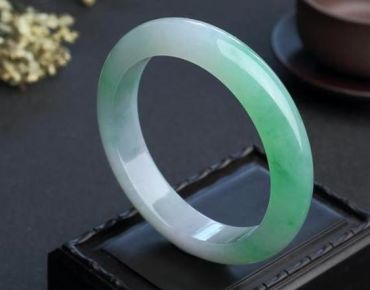 翡翠手镯种类 哪种翡翠手镯更好一些 翡翠手镯种类 哪种翡翠手镯更好一些