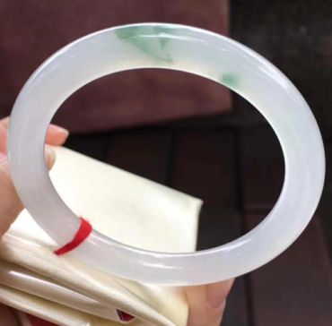 翡翠手镯内部有裂纹 翡翠手镯内部有裂纹会断吗 翡翠手镯内部有裂纹 翡翠手镯内部有裂纹会断吗
