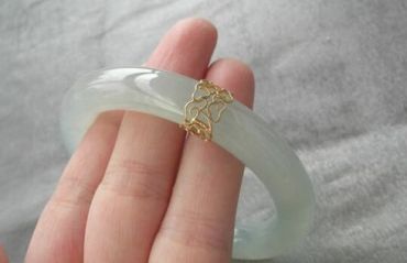 翡翠手镯内部有裂纹 翡翠手镯内部有裂纹会断吗 翡翠手镯内部有裂纹 翡翠手镯内部有裂纹会断吗