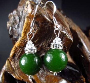 40岁戴碧玉好还是翡翠 女性40岁适合戴机什么的玉石