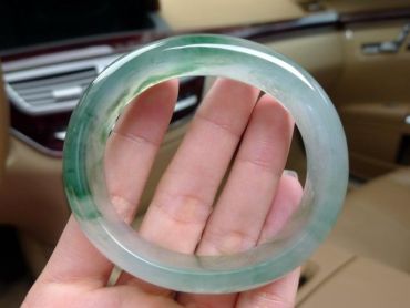 翡翠手镯种类 哪种翡翠手镯更好一些 翡翠手镯种类 哪种翡翠手镯更好一些