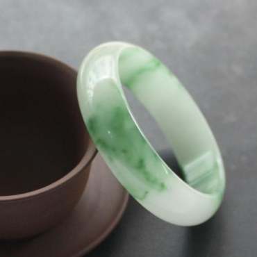 翡翠镯子一般多少 一般翡翠镯子的价格