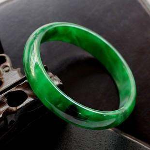 翡翠镯子和玉镯子哪个好 买翡翠镯子好还是玉镯子好 翡翠镯子和玉镯子哪个好 买翡翠镯子好还是玉镯子好