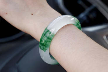 翡翠手镯寓意 翡翠手镯寓意是什么 翡翠手镯寓意 翡翠手镯寓意是什么