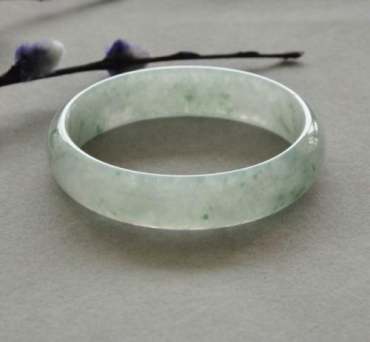 翡翠镯子和玉镯子哪个好 买翡翠镯子好还是玉镯子好 翡翠镯子和玉镯子哪个好 买翡翠镯子好还是玉镯子好