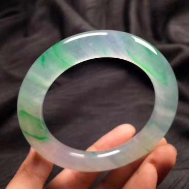 翡翠镯子一般多少 一般翡翠镯子的价格