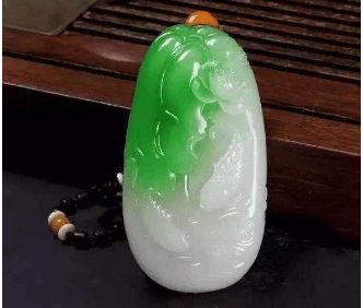 白底青翡翠适合什么人 白底青翡翠适合人群