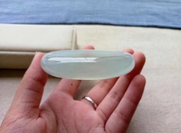 翡翠镯子戴小不戴大 原因是什么呢 翡翠镯子戴小不戴大 原因是什么呢