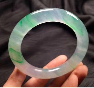 翡翠手镯戴久了会有什么变化 翡翠手镯戴久了会润吗