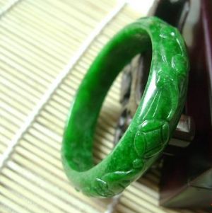 祖母绿翡翠手镯价格 祖母绿翡翠手镯现在多少钱