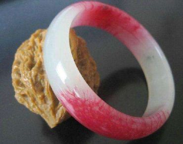 鸡血玉手镯 鸡血玉手镯功效与作用