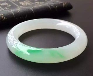 翡翠镯子戴小不戴大 原因是什么呢