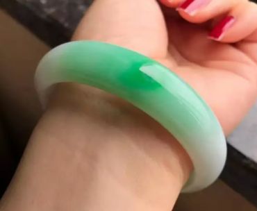 女人带翡翠手镯有什么好处 女人长期带翡翠手镯好处 女人带翡翠手镯有什么好处 女人长期带翡翠手镯好处