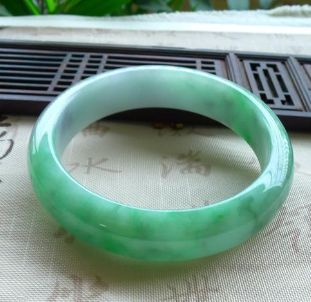 玉手镯断了有什么忌讳 断了的玉手镯能随身携带吗 玉手镯断了有什么忌讳 断了的玉手镯能随身携带吗