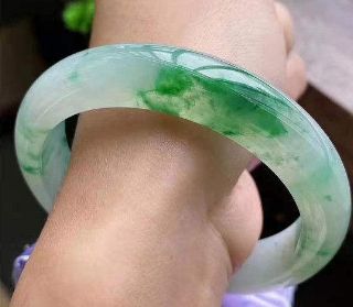 翡翠手镯扣手什么意思 扣手的翡翠手镯能买吗