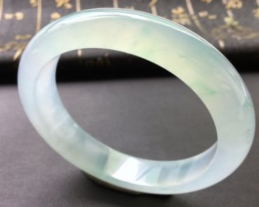 翡翠手镯好不好 戴翡翠手镯好吗 翡翠手镯好不好 戴翡翠手镯好吗