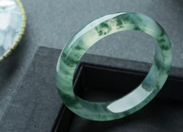 翡翠手镯值多少钱 翡翠手镯价格表 翡翠手镯值多少钱 翡翠手镯价格表