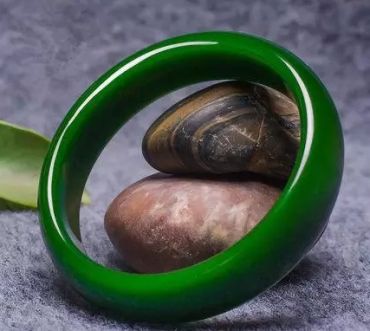 翡翠手镯值多少钱 翡翠手镯价格表 翡翠手镯值多少钱 翡翠手镯价格表