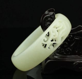 男人送玉手镯代表什么 男人送女人玉手镯的含义 男人送玉手镯代表什么 男人送女人玉手镯的含义