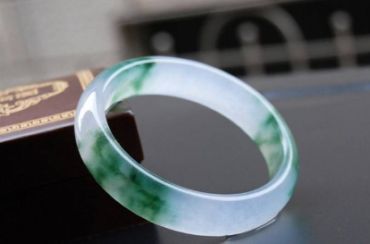 玉手镯的寓意 玉手镯的寓意和象征什么 玉手镯的寓意 玉手镯的寓意和象征什么