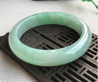 翡翠手镯估价 怎么评估翡翠手镯价格