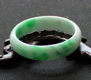 翡翠手镯多久才能戴透 翡翠手镯带透前后对比 翡翠手镯多久才能戴透 翡翠手镯带透前后对比