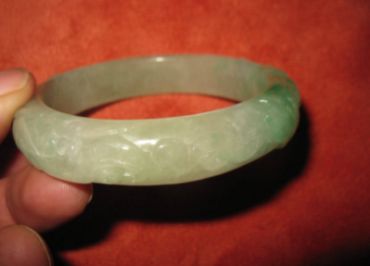 清代翡翠手镯值多少钱 清代的翡翠手镯值钱吗 清代翡翠手镯值多少钱 清代的翡翠手镯值钱吗
